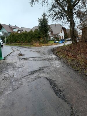 Wie der Anschluss von Brunnen 3 an die Wasserversorgung, so ist die Renovierung der ramponierten Mühlstraße in Schondra seit Jahren nicht realisiert worden. Auch 2025 wird sich aller Anschein nach daran nichts ändern. Foto: Horst Conze