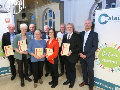 Gemeinsames Gruppenfoto aller Ausgezeichneten (von links): Gerd Kasprick, Lisa Marquardt, Knut Jende (Vorsitzender Stadtverordnetenversammlung), Katharina Grondke, Dietmar Kelle, Bärbel Kandora, Dietmar Kschischow, Werner Suchner, Bürgermeister Marco Babenz. Foto: Stadt Calau / Jan Hornhauer (Bild vergrößern)