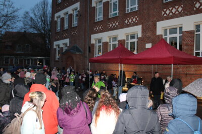 Foto zur Meldung: Lichterglanzfest an der Rolandschule