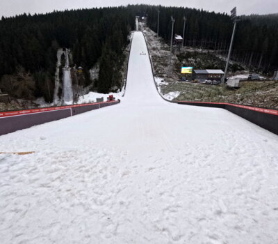 Die große Hochfirstschanze von Titisee-Neustadt ist  präpariert und am Wochenende Austragungsort von drei Weltcup-Skispringen - Foto: Joachim Hahne / johapress