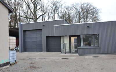 Das neuerrichtete Sozialgebäude im Bauhof mit schicker und gleichzeitig aufwändiger Holzverkleidung steht kurz vor der Fertigstellung.