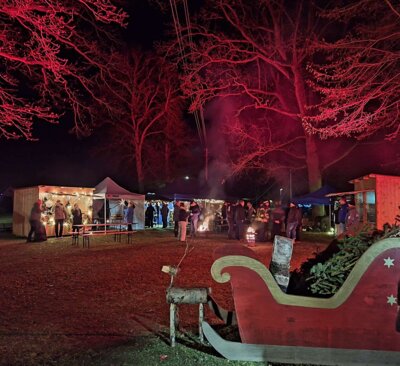 Stimmungsvolles Miteinander zum 10. Sülstorfer Adventsmarkt Bild: Brigitte Lienau
