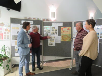 Herbert Kailich (2. von links) und Hans-Peter Englbrecht (2. von rechts) erläutern Bürgermeister Bernhard Uhl (1. von links) und Kulturbeauftragte Julia Endrös (rechts) die Ausstellung / Fotograf: Markt Zusmarshausen (Bild vergrößern)