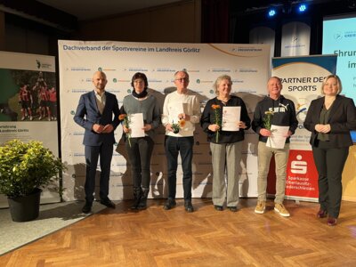 Ariane Kriebisch (2.vl) bei Ihrer Ehrung (Bild vergrößern)