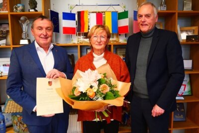 Foto zur Meldung: Gratulation zum Bundesverdienstkreuz – Landrat Dr. Theophil Gallo begrüßt Ordensträgerin Christa Baquet im Landratsamt