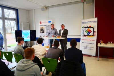 Foto zur Meldung: Achtsam mit den digitalen Medien umgehen – Landrat besuchte die Gemeinschaftsschule Neue Sandrennbahn