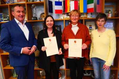 Bildunterzeile: Bei der Spendenübergabe (v. l.): Landrat Dr. Theophil Gallo, Sandra Kern, Christa Baquet und Stephanie Lattuca.