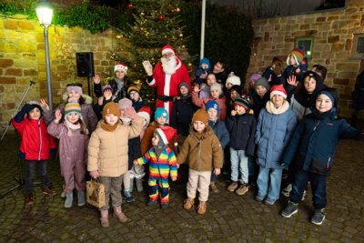 Foto zur Meldung: Nikolausfeier im Schulhof