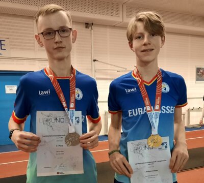 Lennox Raith und Maximilian Kühl mit ihren Medaillen. Foto: Stache