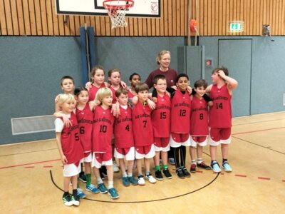 MTV Basketball Kinder mit neuen Trikots (Bild vergrößern)