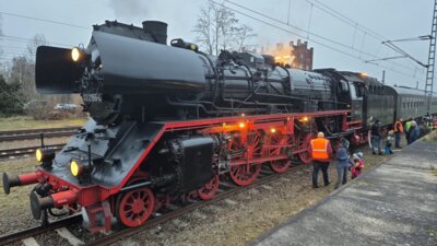 Vorschaubild zur Meldung: Dampflok am Genthiner Bahnhof mit Wasser befüllt