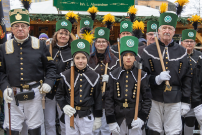 Erzgebirgische Bergparade beendet Auerbacher Weihnachtsmarkt (Bild vergrößern)