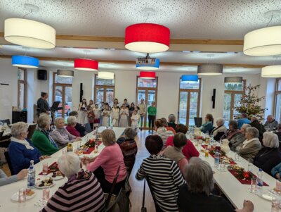 Kinderchor begeistert Senioren
