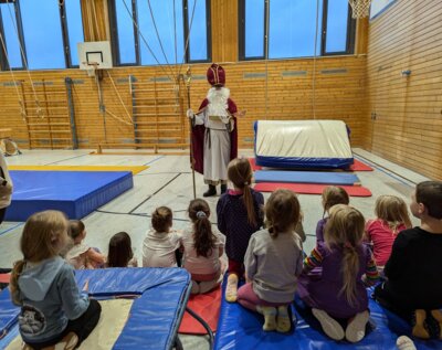 Foto zur Meldung: Nikolaus besucht Kinder beim Turnen