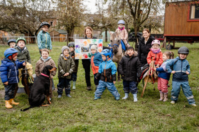 Foto zur Meldung: Merlin & Kollegen erobern Kinderherzen im Sturm: „Stallkinder“-Projekt des Kinderschutzbunds Ahrweiler bereichert den Alltag flutbetroffener Kindergärten