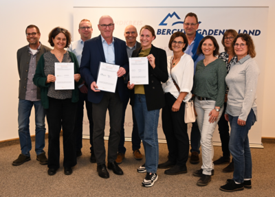 Landrat Bernhard Kern (4.v.l.) hat gemeinsam mit dem Steuerkreis der Hospiz- und Palliativregion Berchtesgadener Land die Charta zur Betreuung schwerstkranker und sterbender Men-schen unterzeichnet. (Bild vergrößern)