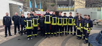 Ralf Elenz, Jörg Preißmann und Mike Weiland (von links nach rechts) übergaben die neue Ausrüstung an die Schulfeuerwehr des Wilhelm-Hofmann-Gymnasiums (Bild vergr&ouml;&szlig;ern)
