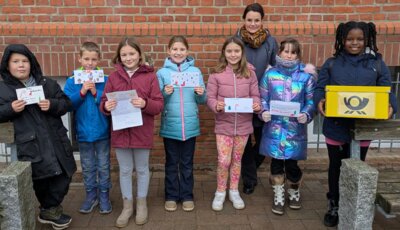 Foto zur Meldung: Mehr als 600 Perleberger Schüler beteiligen sich am „Pflege vor Ort“-Projekt „Handgeschriebene Weihnachtsgrüße für Senioren“
