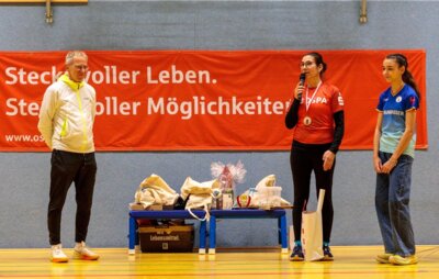 Die 15-jährige Schülerin, Lara Piepke, während der Ehrung durch Stefan Grobbecker (1.Vorsitzender SC Laage) und Bianca Bretsch. Foto: Ralf Sawacki