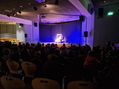 "Abgeschnallt" - Die ersten Klassen besuchen das Theater (05.11.2024) (Bild vergr&ouml;&szlig;ern)
