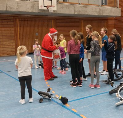 Der Nikolaus beim Einrad (Bild vergrößern)