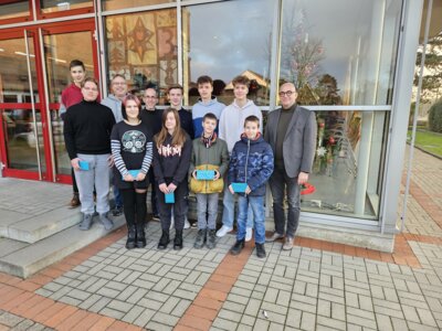 von links nach rechts: Luka Voß, Marvin Erbarth, Dr. Wolfgang Lezius, Liz Beverungen, Sascha Tiemeyer, Marie Laustroer, Justus Hammelmann, Alexander Bryia, Jonas Hieckmann, Nils Gohr, Maximilian Michaelis, Dr. Markus Bohnensteffen (Bild vergr&ouml;&szlig;ern)