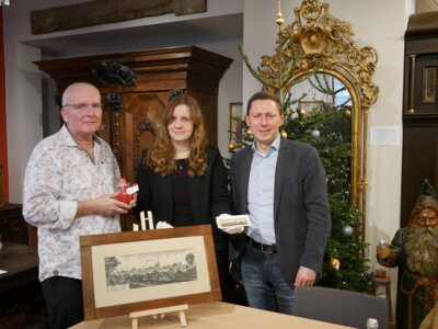 Foto zur Meldung: Jens Nering schenkt dem Stadt- und Regionalmuseum Perleberg einen Kupferstich aus dem 17. Jahrhundert