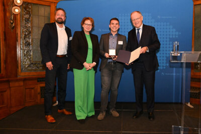 Arne Schierbaum erhält die Niedersächsische Sportmedaille (Bild vergrößern)