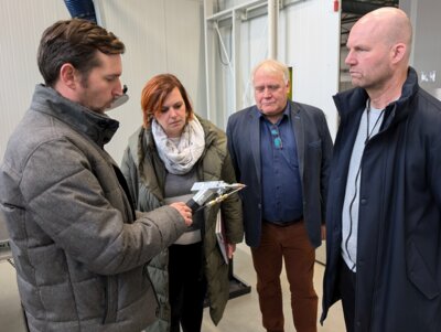 Markus Garlich (links), technischer Leiter bei caleg, zeigt ein Hochleistungs-Laser-Schweißgerät. Aufmerksame Zuhörer (von rechts): Bürgermeister Marco Babenz, caleg-Geschäftsführer Dieter Lubert und Wirtschaftsförderin Franziska Wölkerling. Foto: Stadt Calau / Jan Hornhauer (Bild vergrößern)