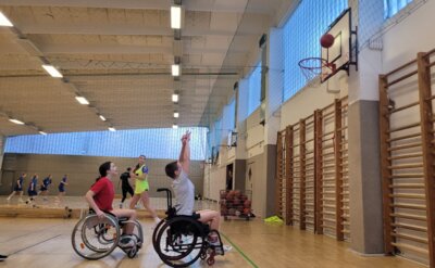Basketball vs. Rollstuhlbasketball (Bild vergrößern)