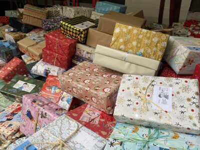 Über 130 Weihnachtspäckchen für Kinder in Not! (Bild vergrößern)