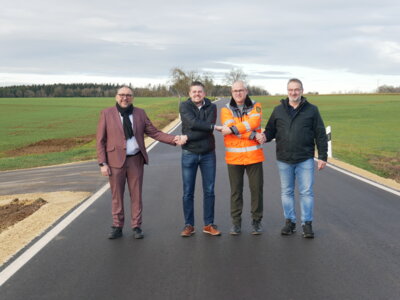 Foto, von links nach rechts: Obergröningens Bürgermeister Jochen König, Schechingens Bürgermeister Stefan Jenninger, Stellvertretender Referatsleiter des Baureferats Ost im Regierungspräsidium Stuttgart Marcel Haderer und Heuchlingens Bürgermeister Peter Lang bei der Verkehrsfreigabe; Quelle: Gemeinde Schechingen (Bild vergrößern)