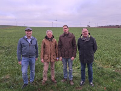 Markus Kemper, Kooperationsberater der Landwirtschaftskammer NRW, Johannes Bauer, bisheriger Vorsitzender der Kooperation, Philipp Bauer, neuer Vorsitzender der Kooperation, und Gerd Frericks, Betriebsleiter der Stadtwerke Marsberg (von links).