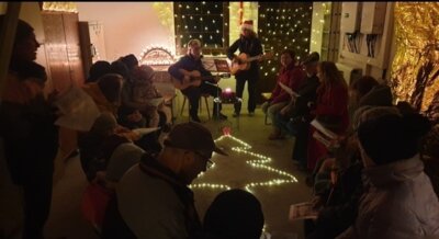 Meldung: Gemeinsam durch die Vorweihnachtszeit mit dem lebendigen Adventskalender in Nennhausen