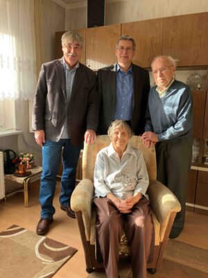 Stadtverordnetenvorsitzender Karten Korup (I) und Bürgermeister Dr. Oliver Herman mit Paul und Lisa Christel I Foto: Antje Kranz (Bild vergrößern)