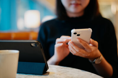 Kundin mit Smartphone (Bild vergrößern)