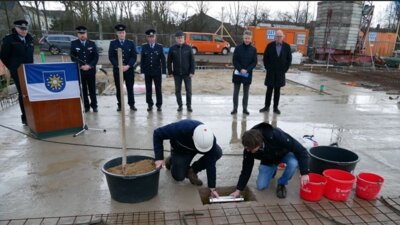 Foto zur Meldung: Mit der Grundsteinlegung für die neue Feuerwache steigt die Vorfreude bei den Kameradinnen und Kameraden