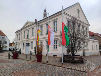 Im Gedenken an die Opfer des Attentates auf den Weihnachtsmarkt in Magdeburg wurden die Flaggen vor dem Pritzwalker Rathaus auf Halbmast gesetzt. Foto: Stadt Pritzwalk (Bild vergrößern)