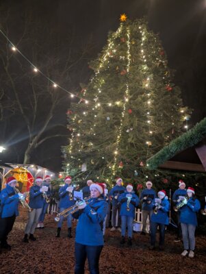 Vor dem großen Tannenbaum auf dem Weihnachtsmarkt in Leck