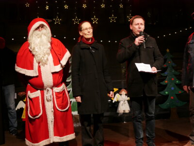 Foto zur Meldung: Perleberger gedenken zum Abschluss des Weihnachtsmarktes der Opfer von Magdeburg – Händler rief zu Spenden auf