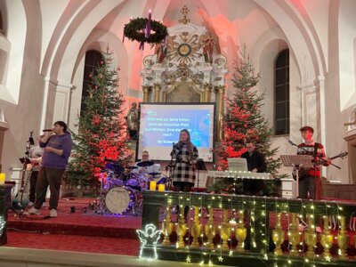 Foto zur Meldung: Volle Kirche, viele Emotionen  - Das Adventskonzert der Gemeinde Flieden sorgte für einen stimmungsvollen vierten Advent