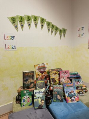 Nikolausbesuch und Büchersegen in der Wilhelmschule