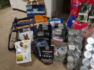 Geschenke über Geschenke - so helfen die Tierfreunde der Region dem Meininger Tierheim (Bild vergrößern)
