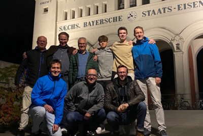 Das Team am ehemaligen Sächsisch-Bayrischen Bahnhof. (Bild vergrößern)