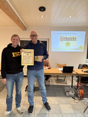 Manule Jörres (links) mit dem neuen Ehrenvorsitzenden Gerd Gottschalk (rechts)