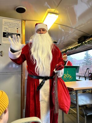 Zum Nikolaus mit der Hafenbahn unterwegs (Bild vergr&ouml;&szlig;ern)