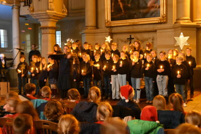 Weihnachtskonzert begeistert zahlreiche Zuschauer (Bild vergr&ouml;&szlig;ern)