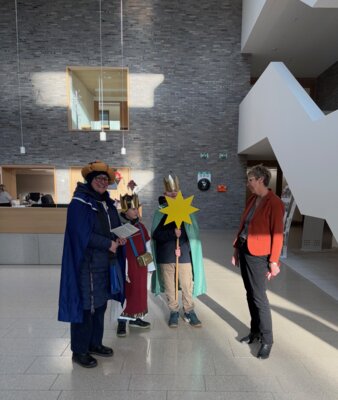 Foto zur Meldung: Die Sternensinger zu Besuch im Rat - und Bürgerhaus