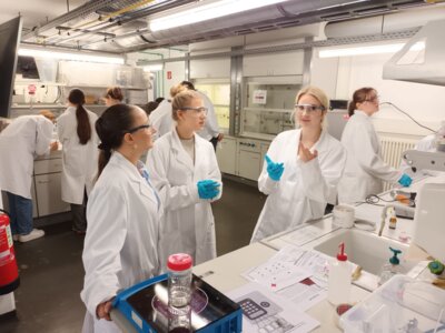 EP on tour: Besuch im NanoBioLab an der Universität des Saarlandes (Bild vergrößern)