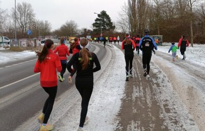 Neujahrsläufer auf der Erich-Schlesinger-Straße. Foto: Petra Behn